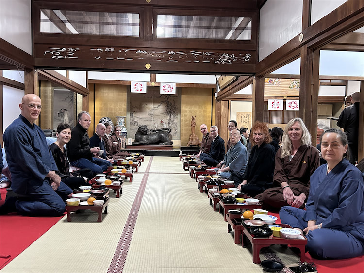 Gemeinsames Essen im Tempel auf dem Koya San