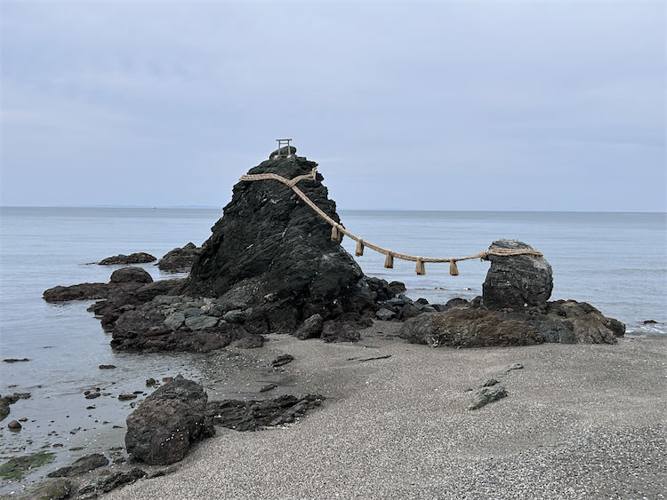 Meoto Iwa an der Pazifikküste bei Ise
